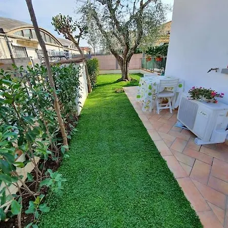 Silvia Smile, Casa Con Giardino A *