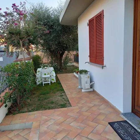 Silvia Smile, Casa Con Giardino A Feriehus Pistoia
